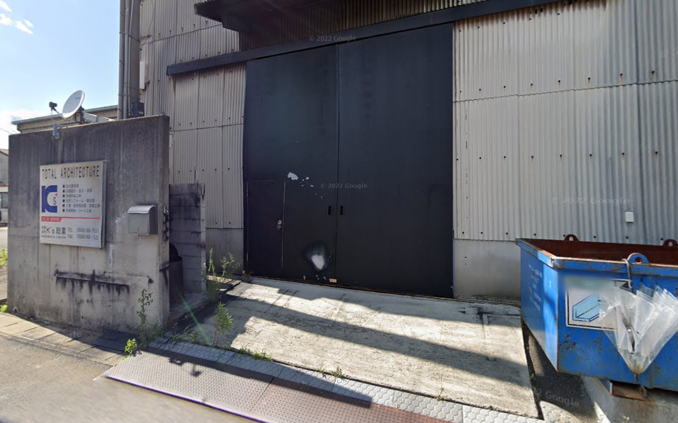 勝田茂の会社入口付近の写真。ドアの塗装がはがれているのが目に付く。