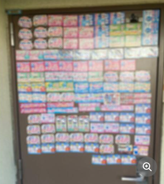 秋田憲隆容疑者が住む集合住宅の自宅玄関ドアの画像