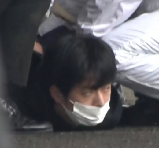 取り押さえられた際に周囲を確認する木村隆二容疑者